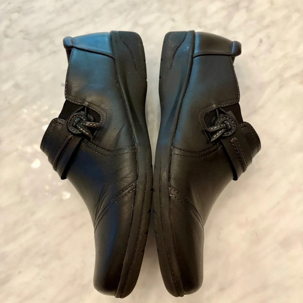 Clarks Carleigh Pearl Strapped Slip-On Shoes in Black Leather Sz‎ 8.5